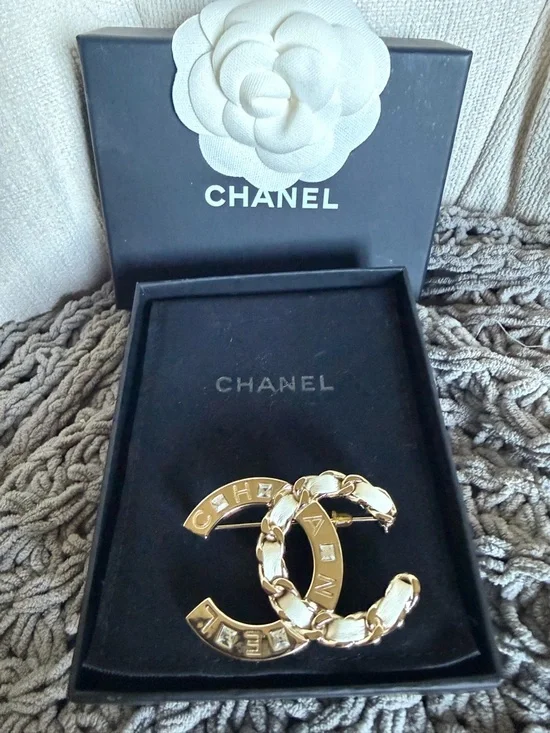 CHANEL Gold Interlocking CC Brooch with Chain Detail - Picture 1 of 4